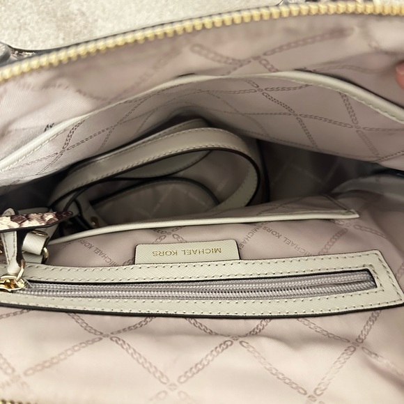 Michael Kors LG Dome Sarchel LIKE NEW - Picture 3 of 3